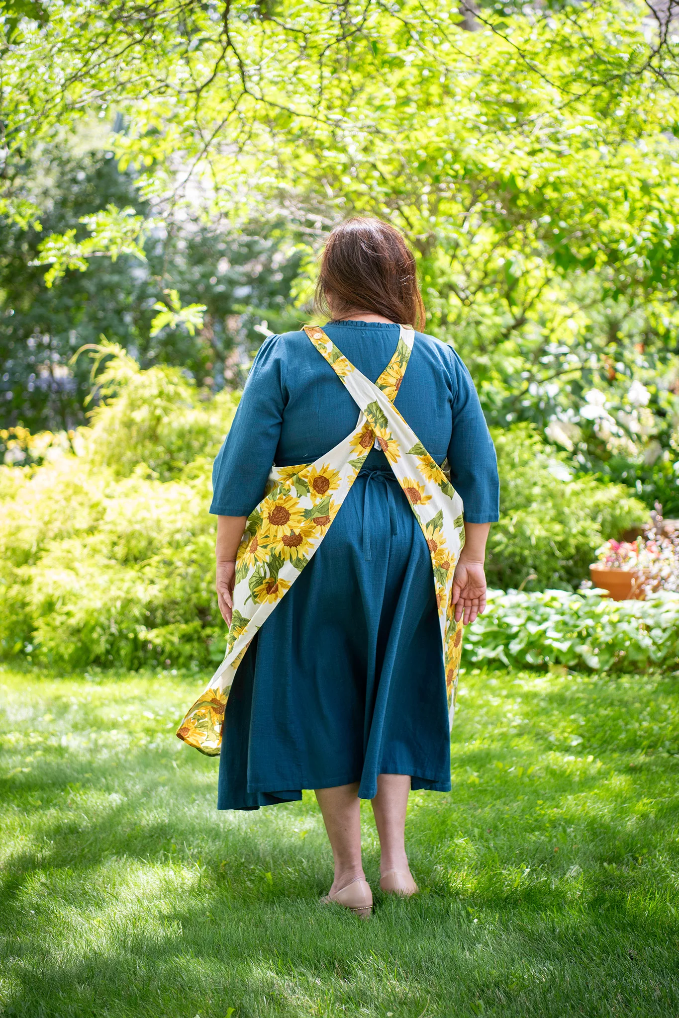 Sunflower Farmhouse Apron in Ivory - Image 10