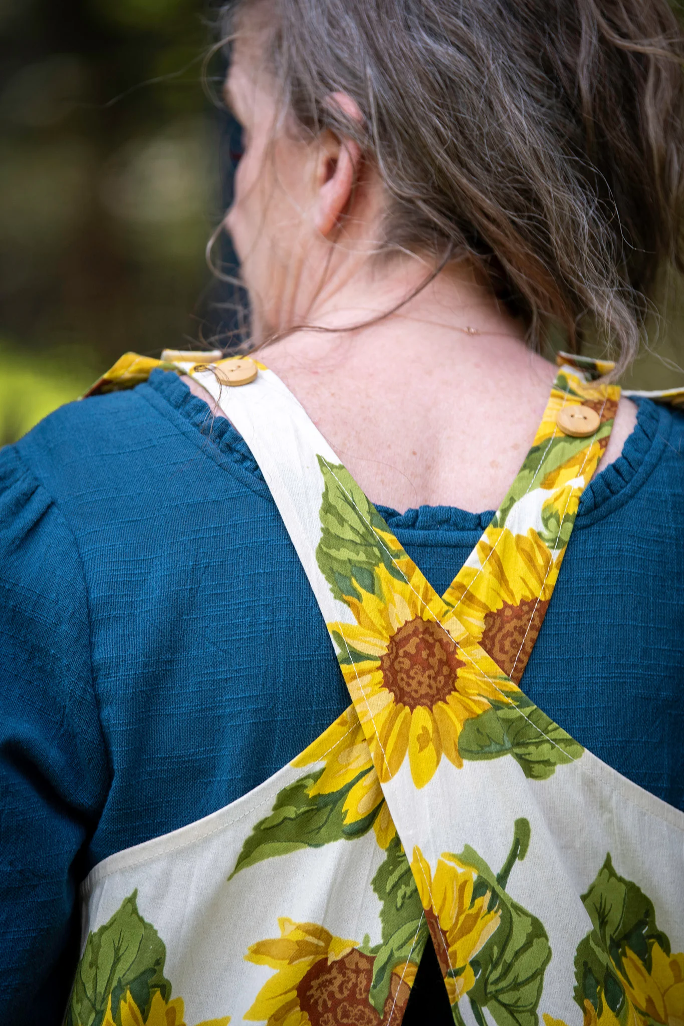 Sunflower Farmhouse Apron in Ivory - Image 5