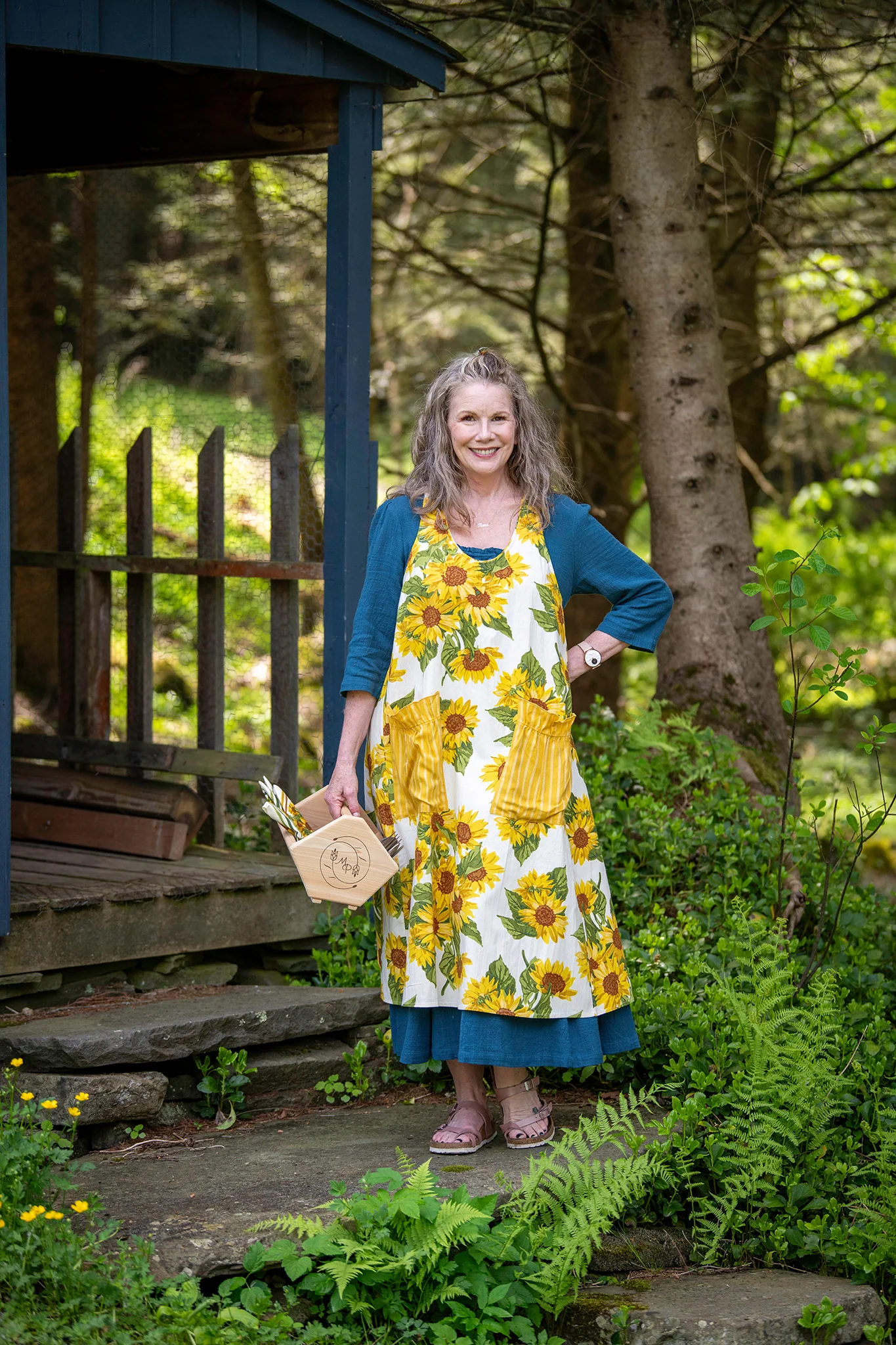 Sunflower Farmhouse Apron in Ivory - Image 7